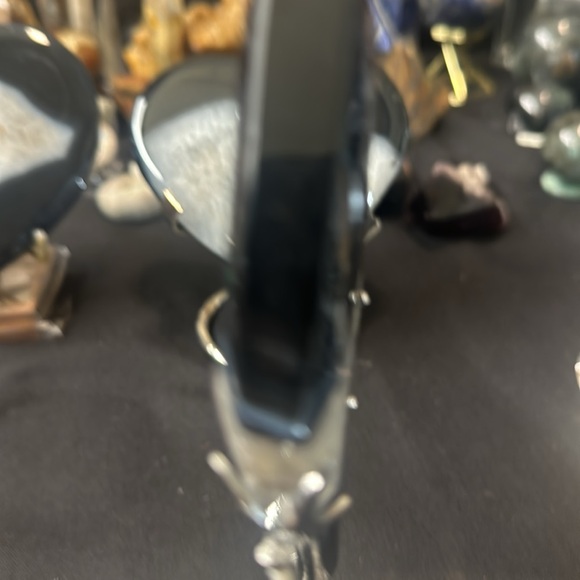 Medium-size diamond shaped black banded, agate with quartz and stand - Picture 5 of 5